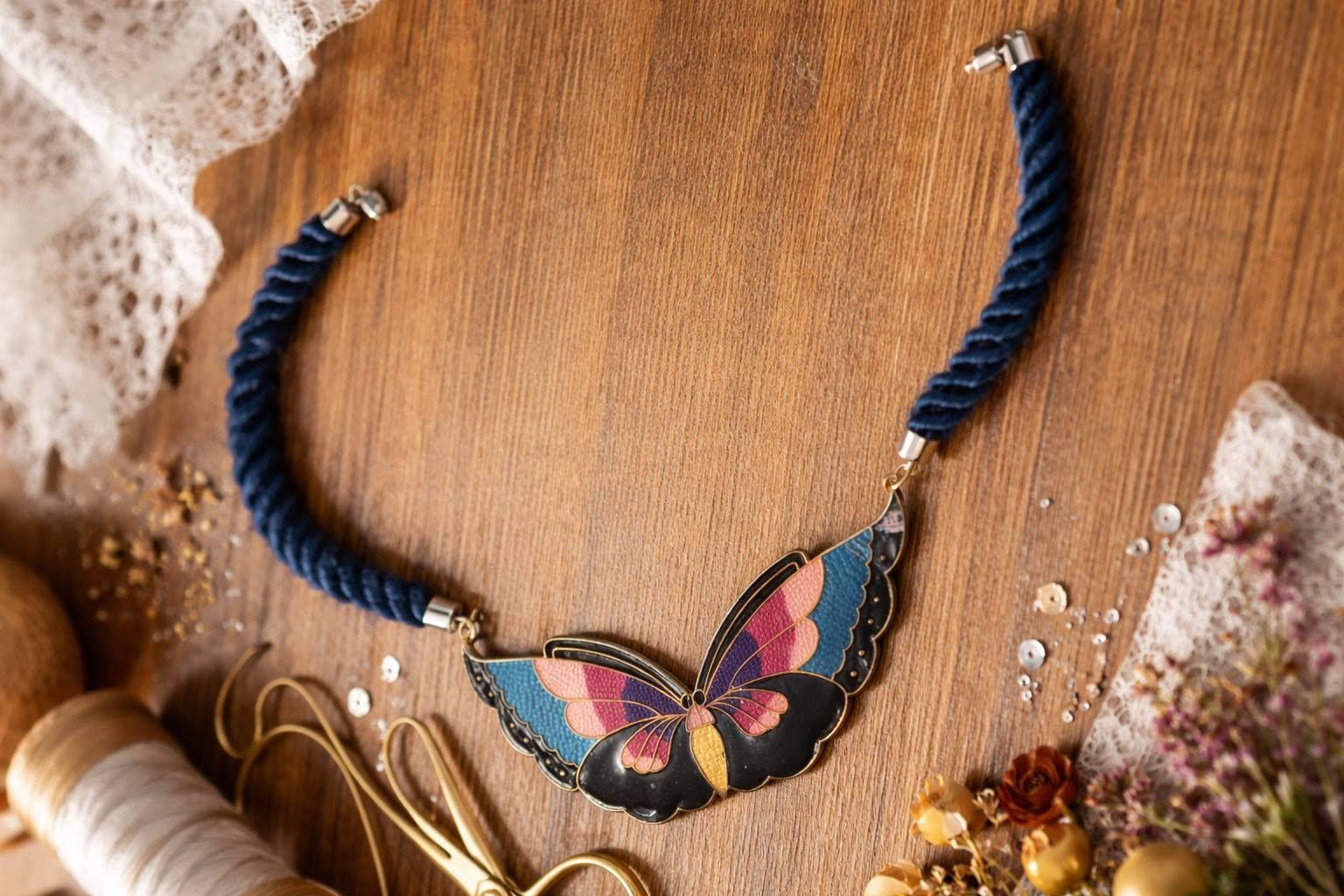Collier papillon aux ailes émaillées avant transformation par MevLy Créations