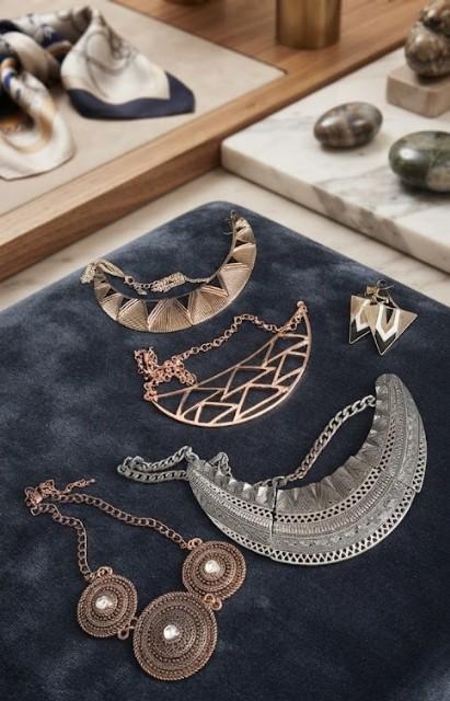 Quatre plastrons trouvés chez l'Association Pénélope avant transformation – MevLy Créations